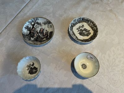 Two Chinese export grisaille cups and saucers and a plate, Qianlong — 照片 1