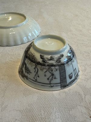 Two Chinese export grisaille cups and saucers and a plate, Qianlong — 照片 11