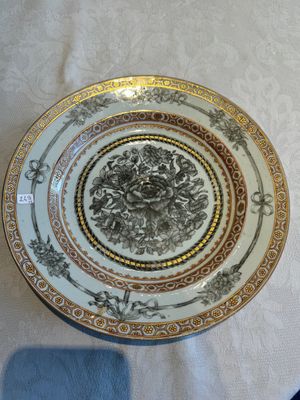 Two Chinese export grisaille cups and saucers and a plate, Qianlong — 照片 13