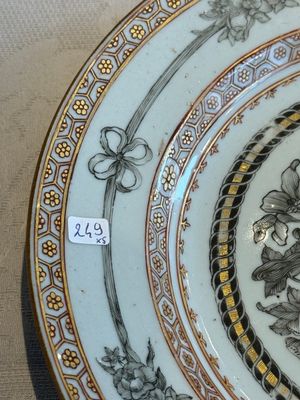Two Chinese export grisaille cups and saucers and a plate, Qianlong — 照片 14