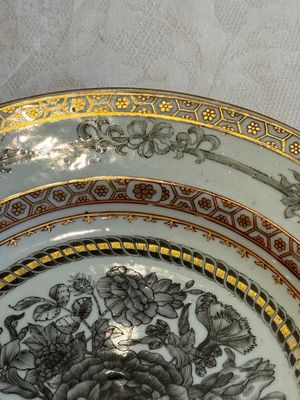 Two Chinese export grisaille cups and saucers and a plate, Qianlong — 照片 15