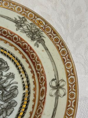 Two Chinese export grisaille cups and saucers and a plate, Qianlong — 照片 16