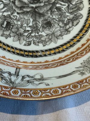 Two Chinese export grisaille cups and saucers and a plate, Qianlong — 照片 17
