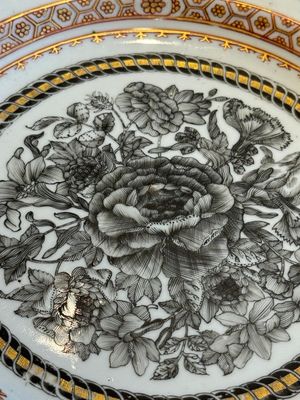 Two Chinese export grisaille cups and saucers and a plate, Qianlong — 照片 18