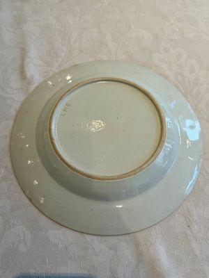 Two Chinese export grisaille cups and saucers and a plate, Qianlong — 照片 19