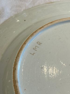 Two Chinese export grisaille cups and saucers and a plate, Qianlong — 照片 20