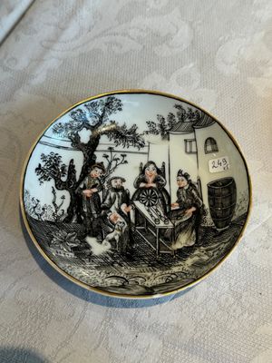 Two Chinese export grisaille cups and saucers and a plate, Qianlong — 照片 2