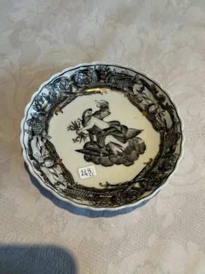 Two Chinese export grisaille cups and saucers and a plate, Qianlong — 照片 3