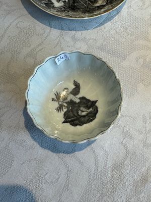 Two Chinese export grisaille cups and saucers and a plate, Qianlong — 照片 4