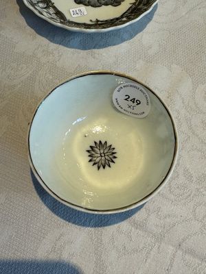 Two Chinese export grisaille cups and saucers and a plate, Qianlong — 照片 5