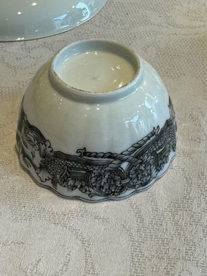 Two Chinese export grisaille cups and saucers and a plate, Qianlong — 照片 9