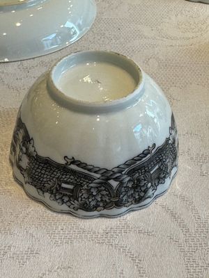 Two Chinese export grisaille cups and saucers and a plate, Qianlong — 照片 10