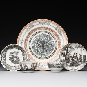 Two Chinese export grisaille cups and saucers and a plate, Qianlong — 照片 1