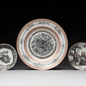 Two Chinese export grisaille cups and saucers and a plate, Qianlong — 照片 2