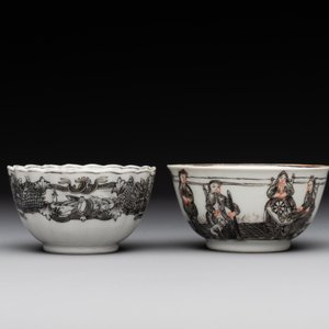 Two Chinese export grisaille cups and saucers and a plate, Qianlong — 照片 3
