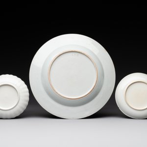 Two Chinese export grisaille cups and saucers and a plate, Qianlong — 照片 5