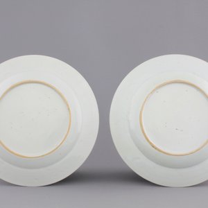 Two Chinese export porcelain grisaille and gilt European subject plates, Qianlong, 18th C. — 照片 2