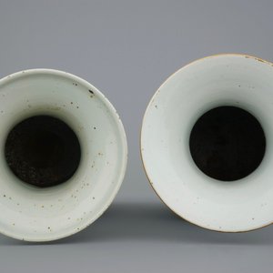 Two Chinese famille rose and blue and white on celadon ground vases, 19/20th C. — photo 5