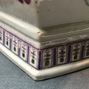 Two Chinese famille rose and blue and white on celadon ground vases, 19th C. — 照片 16