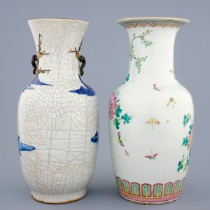 Two Chinese famille rose and blue and white vases, 19th C. — photo 3