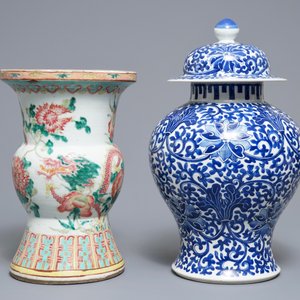 Two Chinese famille rose and blue and white vases and a dish, 19th C. — 照片 4