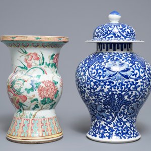 Two Chinese famille rose and blue and white vases and a dish, 19th C. — 照片 5