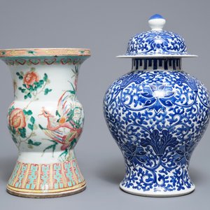 Two Chinese famille rose and blue and white vases and a dish, 19th C. — 照片 6