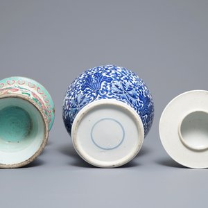 Two Chinese famille rose and blue and white vases and a dish, 19th C. — 照片 9