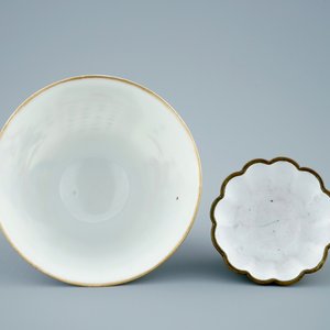 Two Chinese famille rose and Canton enamel cups and saucers and covered boxes, 19/20th C. — 照片 15