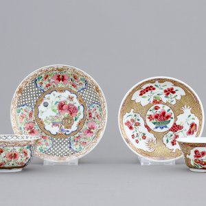 Two Chinese famille rose and gilt porcelain cups and saucers, Yongzheng, 1722-1735 — photo 1