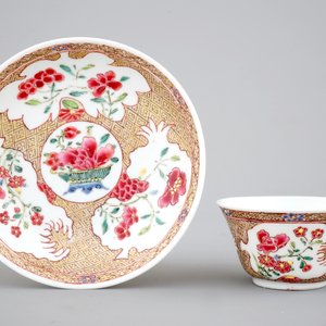 Two Chinese famille rose and gilt porcelain cups and saucers, Yongzheng, 1722-1735 — photo 11