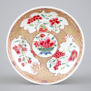Two Chinese famille rose and gilt porcelain cups and saucers, Yongzheng, 1722-1735 — photo 12