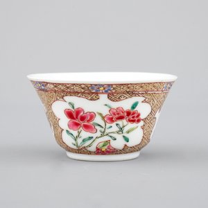Two Chinese famille rose and gilt porcelain cups and saucers, Yongzheng, 1722-1735 — photo 14