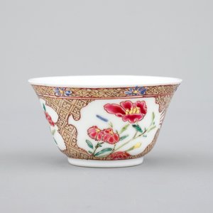 Two Chinese famille rose and gilt porcelain cups and saucers, Yongzheng, 1722-1735 — photo 15