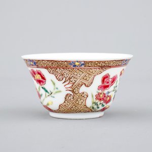 Two Chinese famille rose and gilt porcelain cups and saucers, Yongzheng, 1722-1735 — photo 16