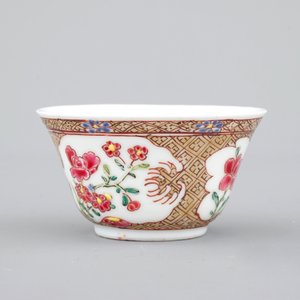 Two Chinese famille rose and gilt porcelain cups and saucers, Yongzheng, 1722-1735 — photo 17
