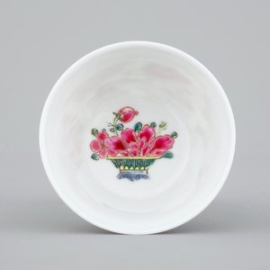 Two Chinese famille rose and gilt porcelain cups and saucers, Yongzheng, 1722-1735 — photo 18