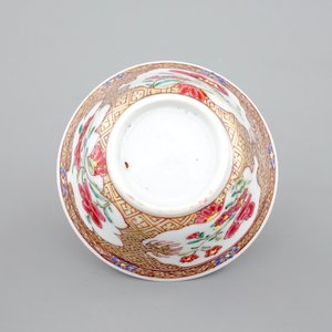 Two Chinese famille rose and gilt porcelain cups and saucers, Yongzheng, 1722-1735 — photo 19