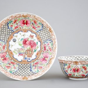 Two Chinese famille rose and gilt porcelain cups and saucers, Yongzheng, 1722-1735 — photo 2