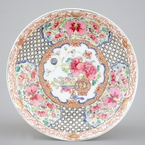 Two Chinese famille rose and gilt porcelain cups and saucers, Yongzheng, 1722-1735 — photo 3