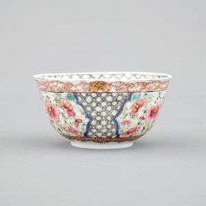 Two Chinese famille rose and gilt porcelain cups and saucers, Yongzheng, 1722-1735 — photo 5