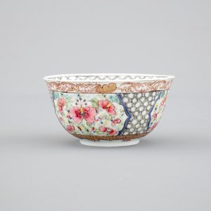 Two Chinese famille rose and gilt porcelain cups and saucers, Yongzheng, 1722-1735 — photo 6