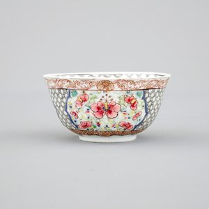 Two Chinese famille rose and gilt porcelain cups and saucers, Yongzheng, 1722-1735 — photo 7