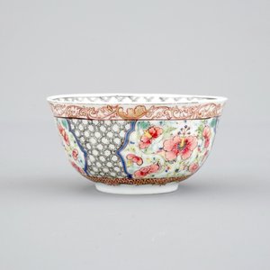 Two Chinese famille rose and gilt porcelain cups and saucers, Yongzheng, 1722-1735 — photo 8