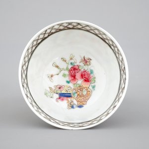 Two Chinese famille rose and gilt porcelain cups and saucers, Yongzheng, 1722-1735 — photo 9