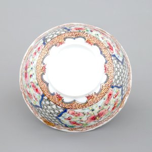 Two Chinese famille rose and gilt porcelain cups and saucers, Yongzheng, 1722-1735 — photo 10
