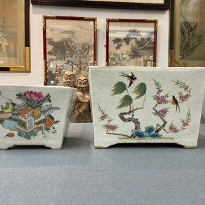 Two Chinese famille rose and iron-red jardinières with Buddhist lions and birds among blossoms, 19th C. — photo 10
