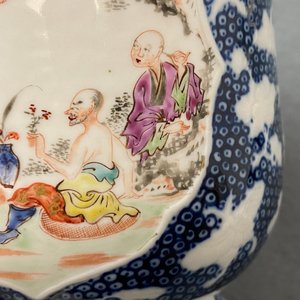 Two Chinese famille rose and 'Mandarin' design mugs, Qianlong — 照片 12