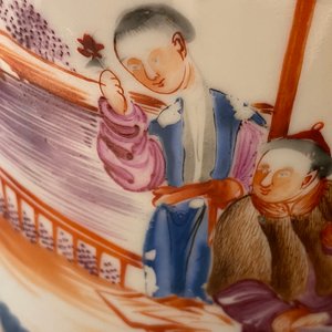 Two Chinese famille rose and 'Mandarin' design mugs, Qianlong — 照片 10