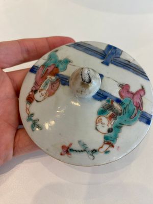 Two Chinese famille rose and qianjiang cai covered jars, 19th C. — photo 4